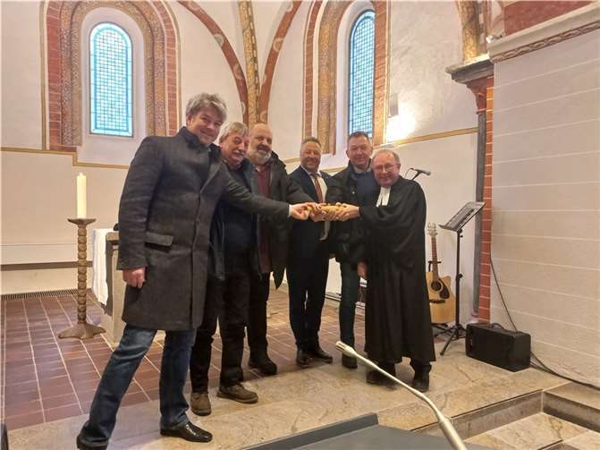 Von links: Ortsbürgermeister Markus Asbach (Rüscheid), Heinz-Otto Zantop (Anhausen), Rolf Kurz (Thalhausen), VG-Bürgermeister Hans-Werner Breithausen, Ortsbürgermeister Helmut Blasius (Meinborn) und Pfarrer Andreas Laengner  Foto: Andrea Vogt/Ev. Kgde. Anh.