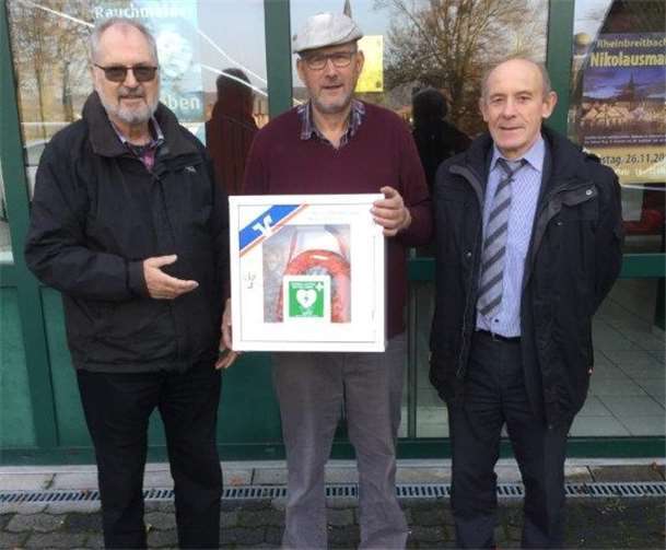 Von links: Ortsbürgermeister Wolfgang Gisevius, Hausmeister Wolfgang Morsbach und VR-Filialleiter Heinrich Runkel. privat