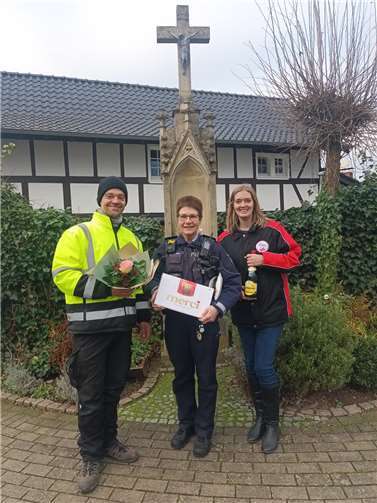 Von links: Ortsvorsteher Daniel Südhof, Bezirksbeamtin Stefanie Sahli, Vorsitzende des LKC Rebecca Simon. Foto: privat