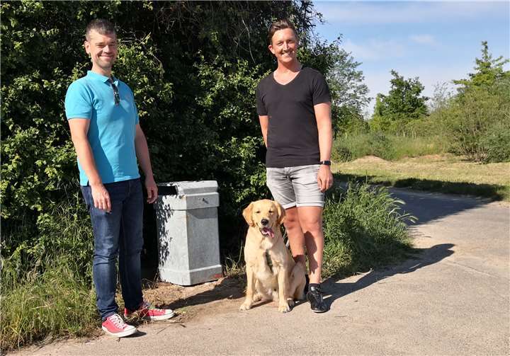 Von links: Ortsvorsteher Daniel Südhof, Hund Johnny, Marco Otten.Foto: privat