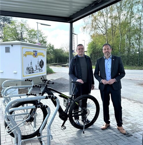 Von links: Ortsvorsteher von Miesenheim, Stefan Kneib, gemeinsam mit Oberbürgermeister der Stadt Andernach, Christian Greiner.Foto: Stadtverwaltung Andernach / Elline Köckritz