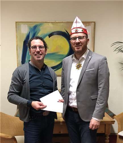 Von links: Pastor Lothar Anhalt von der katholischen Pfarreiengemeinschaft Linz und Markus Siebertz, Geschäftsführer der Schweren Artillerie Linz  Foto: Roland Thees