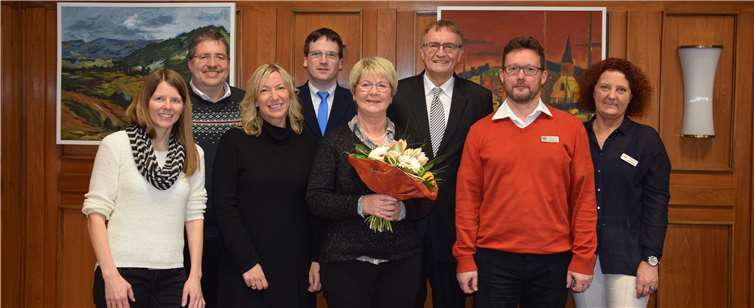 (Von links) Personalvorsitzende Birgit Eisenhuth, Personalleiter Oliver Honnef, Landrat Rainer Kaul, Karin Bäumner, Harald Schmillen, Anja Hoffmann, Jörg Hohenadl und Anne Hilf. privat