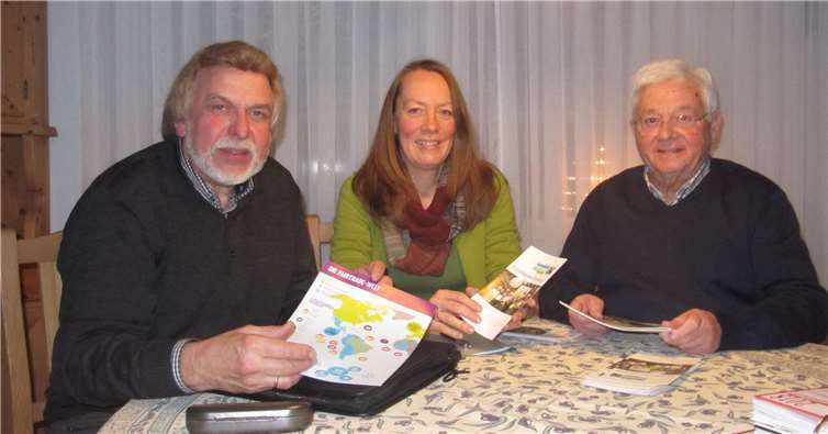 Von links: Peter Gillrath, Ursula Groteclaes und Hans-Joachim Schmitz sowie Roland Thees (fehlt auf dem Foto) stehen in den Startlöchern, um mit weiteren BürgerInnen, die noch gefunden werden müssen, eine Steuerungsgruppe Fairtrade-Town Linz ins Leben zu rufen. Ziel ist es, Linz im kommenden Jahr bei Transfair Köln zur Fair-Handels-Stadt anzumelden. Eine-Welt Linz e.V.