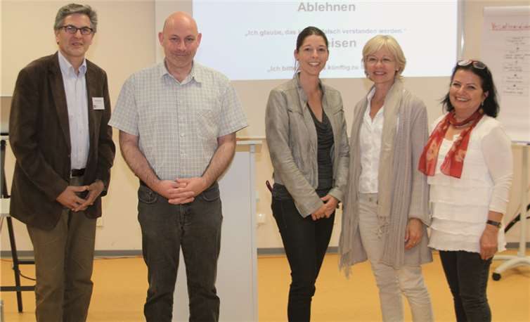 (Von links) Peter Helmling (Diakon der katholischen Pfarreien), Herr Hastrich (VHS Andernach), Janine Schäfer (pädagogische Leiterin im HdF), Elke Peplow (Initiative „Ich bin dabei“-Sprachförderprogramm und Mahnaz Loosen (ehrenamtliche Mitarbeiterin im HdF der Migrations- und Beratungsstelle). privat