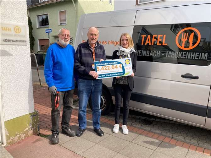 Von links: Peter Schneider, Mitarbeiter der Tafel; Dr. Uwe Petersen, 1. Vorsitzender und Heike Seul von der Firma Lidl.  Foto: privat