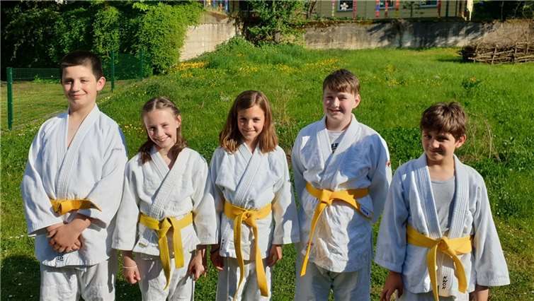 Von links: Peter Sesterhenn, Nele Ohlberger, Lenya Gansen, Maximilian Pellny und Armin Lal Riahi bestanden nach intensiver Vorbereitung ihre Gürtelprüfungen im Judo.  Foto TV Cochem: