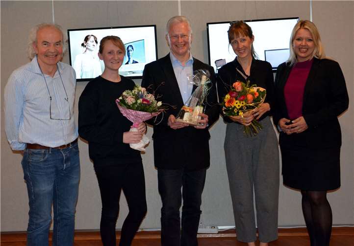 Von links: Pianist und Komponist Matthias Frey, die südafrikanische Künstlerin Nelmarie du Preez (dahinter zwei ihrer Videoinstallationen), Landrat Frank Puchtler, Lotte Dinse (wissenschaftliche Mitarbeiterin des Künstlerhauses Schloss Balmoral) sowie die Geschäftsführerin der Kulturstiftung des Landes Rheinland-Pfalz, Dr. Katharina Popanda. Foto: Uwe Rindsfüßer