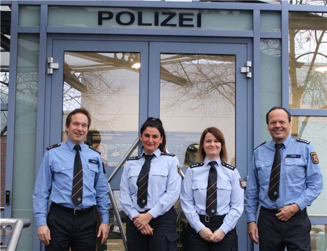 Von links: Polizeioberrat Matthias Päselt (Leiter der Polizeiinspektion Neuwied), Polizeihauptkommissarin Christine Trimborn (Neue Bezirksdienstbeamtin für die Neuwieder Stadtteile Feldkirchen, Irlich und Leutesdorf), Polizeihauptkommissarin Sarah Kowal (Neue Bezirksdienstbeamtin für die Innenstadt Neuwied, vom Schlosspark bis Straße Hofgründchen) sowie Erster Polizeihauptkommissar Peter Leinz (Stellvertretender Dienststellenleiter der Polizeiinspektion Neuwied).  Foto: Polizei Neuwied