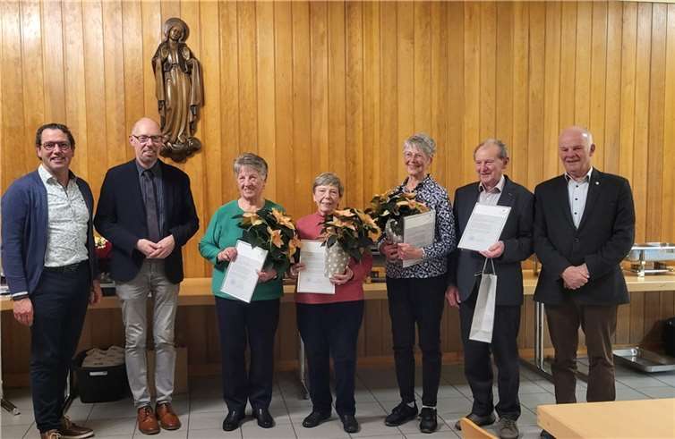 Von links: Präses Pastor Lothar Anhalt, Vorsitzender Bernd Willscheid, Ilse Kraus, Agnes Kröll, Inge und Karl Hausen, Chorleiter Paul Runkel  Foto: Regina Otten