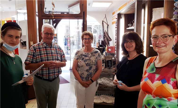 Von links: Praktikantin Antonia Pröls, Vorsitzender Hans-Joachim Schmitz, für den Personalbereich zuständiges Vorstandsmitglied Gisela Bach, Schatzmeisterin Jutta Dietrich, stellv. Vorstandsmitglied Annette Förster. Foto: Weltladen Linz