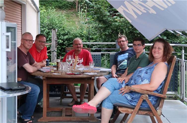 Von links: Pressewart und Beisitzer Roland Thees, 1. Vorsitzender Boris Adams, Beisitzer Martin Bungart, 2. Vorsitzender Martin Orawetz, kommissarischer Schriftführer Adrian Bungart und Schatzmeisterin Yvonne Adams van Beek bei der Vorstandssitzung im Juli 2024  Foto: Roland Thees