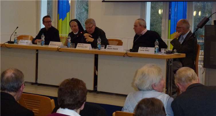 Von links: Prof. Dr. Edward Fröhling SAC (PTHV), Sr. M. Theresia Winkelhöfer ADJC, Provinzoberin Dernbacher Schwestern, Prof. Dr. Paul Rheinbay SAC, Moderator des Tages, PTHV, Martin Ramb, Beauftragter des Bistums Limburg für den Kultursommer Rheinland-Pfalz und Chefredakteur des Limburger Bistumsmagazins „Eulenfisch“ und Prof. Dr. Hubert Lenz SAC, „WeG-Initiative: Glaube hat Zukunft“, PTHV. Stefanie Fein/PTHV