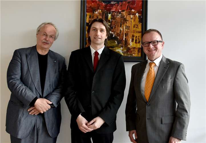 (Von links) Prof. Dr. Kristian Bosselmann-Cyran (Präsident der Hochschule Koblenz), Prof. Dr. Frank Hergert und Prof. Dr. Thomas Schnick (Dekan des Fachbereichs Ingenieurwesen). privat