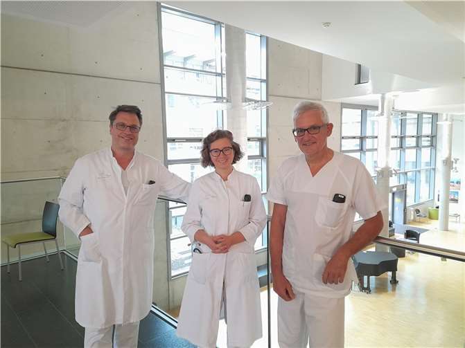 Von links: Prof. Dr. Naumann und seine Teammitglieder Julia-Adriane Skora und Dr. Uwe Niekerken nutzen das neue Mikro-Ultraschallgerät in der Klinik für Urologie und Kinderurologie.  Foto: privat