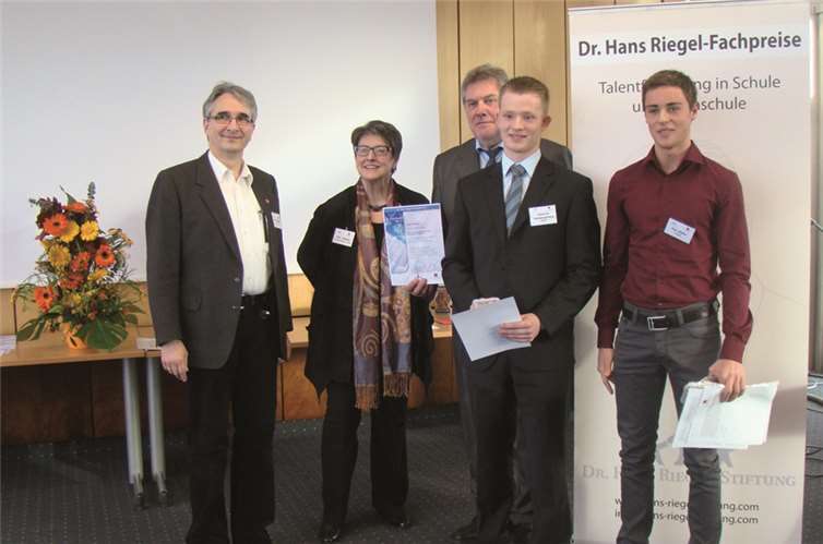 Von links: Prof. Dr. Wendt, Prof. Henzler (Vorstandsmitglied der Dr. Hans Riegel-Stiftung), Prof. Dr. Hofmeister, die Preisträger Sebastian Schimmelpfennig (Gymnasium Calvarienberg) und Paul Müller (Rabanus Maurus- Gymnasium, Mainz). Gymnasium Calvarienberg