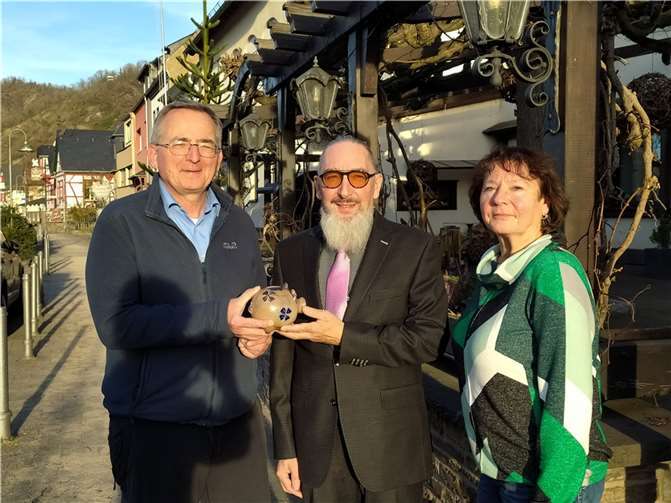 (Von links) Prof. Dr. Wolfgang Schmid vom Eifelverein Untermosel, Dietmar Barth von der Caritas-Tafel und Renate Kramer, Schatzmeisterin des Vereins, bei der Übergabe des „Wandercents.“  Foto: Martina Schauß