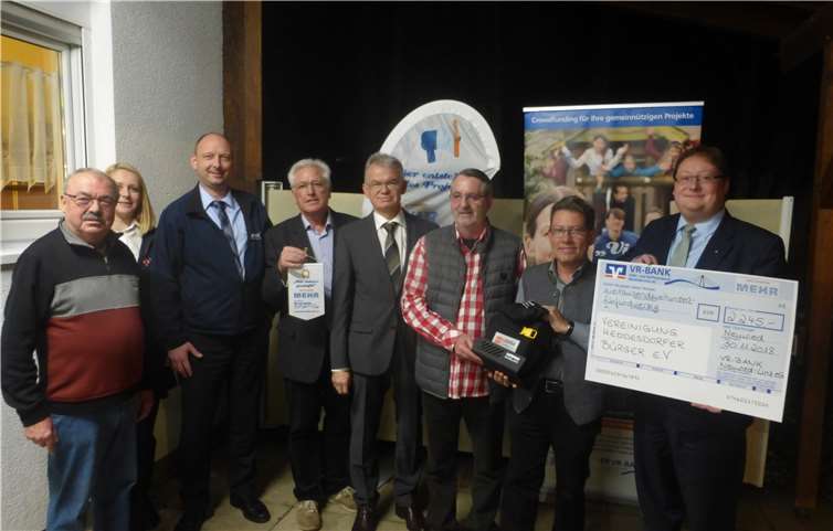 Von links: Rainer Becker 2. Vorsitzender VHB, Jennifer Wunsch DRK-Neuwied, Mischa Göke Lieferfirma Helbig, Wolfram Sauerbrei 1. Vorsitzender VHB, Andreas Harner Vorstandssprecher VR-Bank, Dirk Grünewald Geschäftsführer VHB, Klaus Winter Schatzmeister VHB, VR-Bank Geschäftsstellenleiter Joachim Borchert. Privat