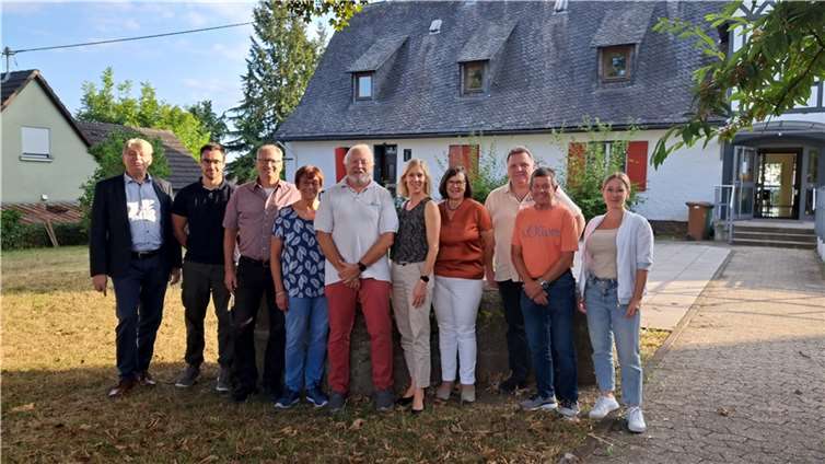 Von links: Ralf Seemann (Beigeordneter Stadt Neuwied), John Berens, Gregor Monzen, Renate Lammerich, Michael Leibauer, Simone Schuh, Beate Busch-Schirm, Harald Hayessen, Andreas Hof und Katharina Kunke.  Foto: Ortsbeirat Feldkirchen