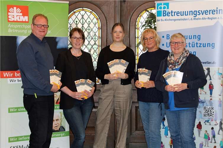 Von links: Ralph Seeger – SKFM, Annette Retterath - Sachbereichsleitung Soziales, Sophie Kürsten und Hildegard Tempel - Betreuungsbehörde, sowie Daniela Boy - Diakonisches Werk, präsentieren das neue Jahresprogramm. Nicht auf dem Foto sind Ulrich Marx und Andrea Sebastian von der Betreuungsbehörde. Foto: Ralph Seeger