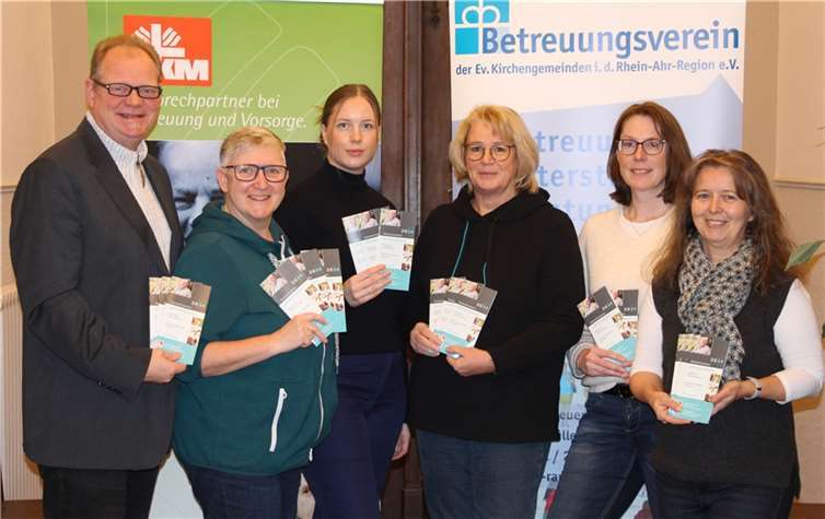 (Von links) Ralph Seeger – SKFM, Daniela Boy – Betreuungsverein der Evangelischen Kirchengemeinden in der Rhein-Ahr-Region, Sophie Kürsten und Hildegard Tempel von der Betreuungsbehörde sowie Annette Retterath – Sachbereichsleitung Soziales, und Andrea Sebastian von der Betreuungsbehörde präsentieren das neue Jahresprogramm. Nicht auf dem Foto ist Ulrich Marx – Betreuungsbehörde.  Foto: Ralph Seeger