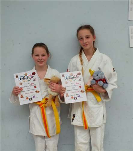 (Von links) Rebecca Hoffmann und Emilia Scheibel sicherten sich in der U12 den zweiten bzw. ersten Platz. privat