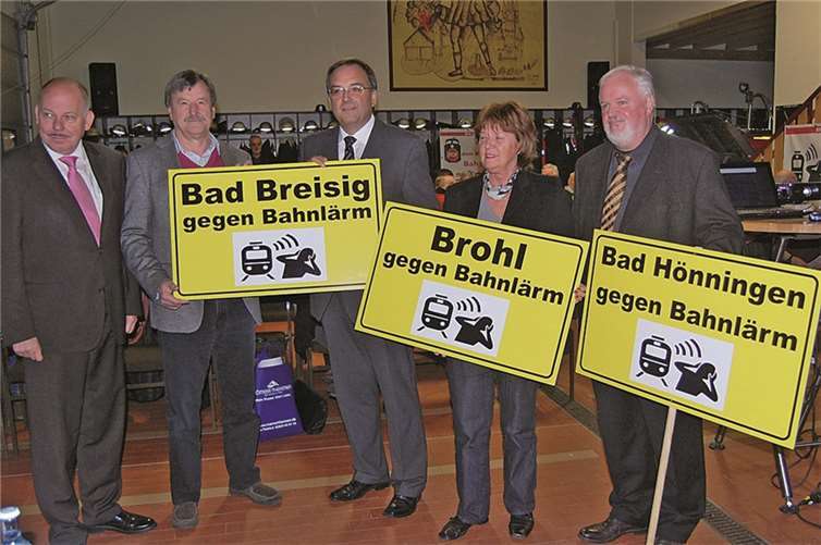 Von links: Referent Rolf Papen (Weißenthurm), Heinz-Günter Heck (IG Bad Hönningen), Bad Breisigs Bürgermeister Bernd Weidenbach, Ortsbürgermeisterin Christel Ripoll (Brohl-Lützing) und Franz Breitenbach (Vorsitzender IG Bad Hönningen/Bad Breisig).FA