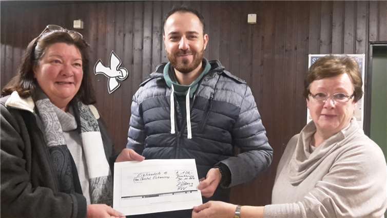 Von links: Renate Wolbring, Christel Eichmanns, Mohamed A..privat