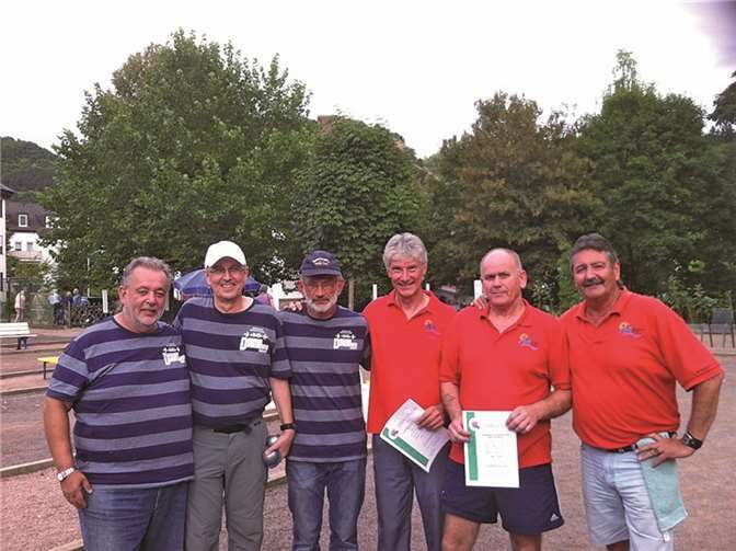 Von links: René Wagner, Joachim Daum und Lothar Thelen mit den Siegern aus Rheingrafenstein.Privat