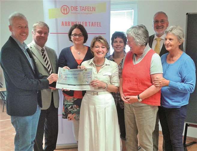 (Von links) Richard Stahl, Günter Wragge, Christiane Böttcher, Eva Werning, Angelika Schorn, Jutta Deimel, Dr. Ulrich Bollmann und Marion Eisler-Bodtenberg bei der Spendenübergabe. privat