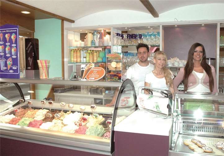 (Von links) Roberto und Doris Di Martino mit Tochter Vivien. UM