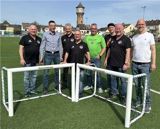 Von links: Roland Aschkowski, Martin Hahn (Vorsitzender), Ralf Distelkamp, Dieter Aschkowski, Jugendleiter Steven Wielpütz, Patrick Twardy (Gescgäftsführer), Olaf Kreyenborg und Jugendkoordinator Stephan Keßler. Es fehlten Petra Aschkwoski und Christoph Rittel  Foto: FV Engers