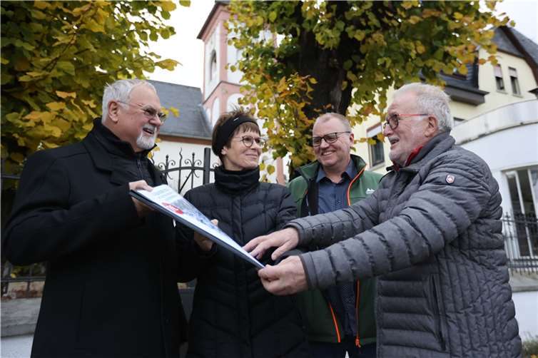 Von links: Rolf Löhmar (HVO-Vorsitzender), Elke Klare (Vertrieb der Kalender), Torsten Heß und Lothar Heß.  Foto: privat