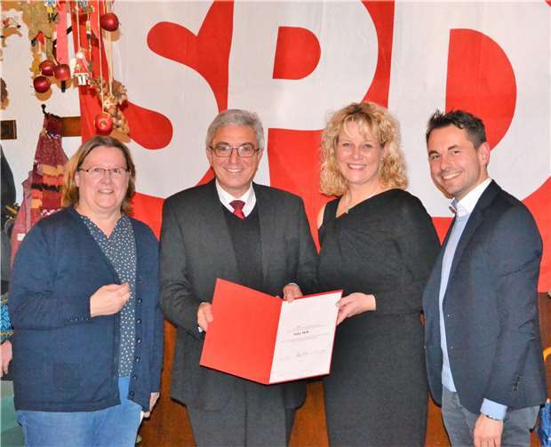 (Von links) SPD-Ortsvereinsvorsitzende Ratsmitglied Marion Mühlbauer, Parteivorsitzender Minister Roger Lewentz, Anke Holl und Staatssekretär David Langner. privat