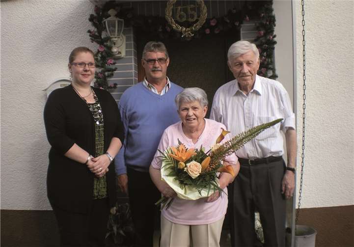 (Von links) Sabrina Perschke, stellvertretende Ortsringvorsitzende von Kesselheim und Herbert Dott, Ortsvorsteher, gratulierten Irene und Heinz Schäfer zur eisernen Hochzeit. privat