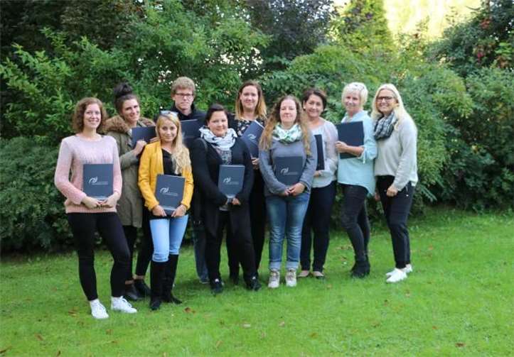 Von links: Sabrina Trautvetter, Nadine Schwarz, Vanessa Elsässer, Dennis Grahn, Jessica Stasch, Melanie Issiz, Jacqueline Schenk, Marina Deigel, Sabine Schließer (Praxisanleitung), Ute Justen (Leitung Katharina Kasper Akademie)