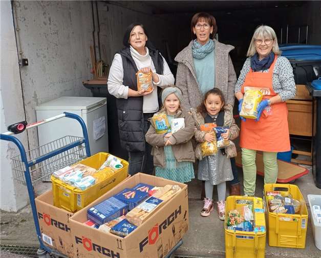 Von links: Sandra Schluchtmann - Tafel, Heike Neumann-Dittrich - KITA und Manuela Schönfeld - Tafel, sind begeistert von der Tafelspende, die stellvertretend von zwei Mädchen der Kita überreicht wurde. Foto: Jan Junglas