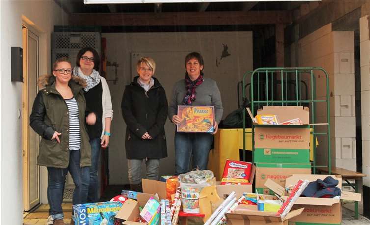 (Von links) Sandra Seidenfuß, zweite Vorsitzende des Elternausschusses, Christiane Böttcher, Kirsten Bless, Mutter und Mitglied im Elternausschuss und Angelika Schorn bei der Spendenübergabe bei der „Ahrweiler Tafel“. privat