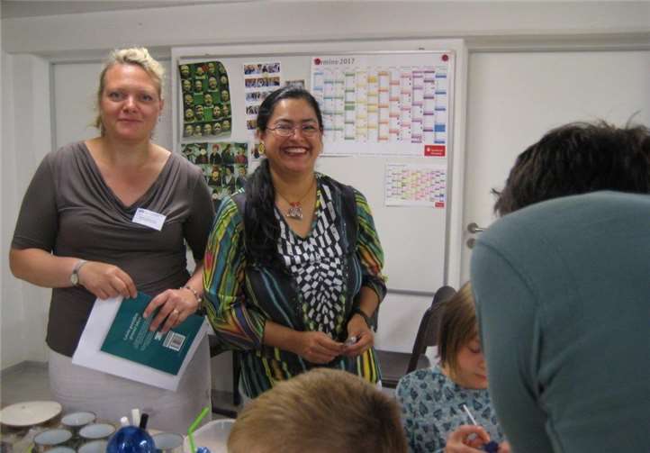 (Von links) Sandra Spenrath (Team vhs) und Pamela Klar (Kreativ-Dozentin vhs). privat