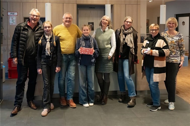 Von links: Sarah und Lina mit ihrem Vater Peter Stachelscheid (TTC), eingerahmt von Dr. Georg Schneider und Evelyn Schnabel (HVV) , und ihrer Mutter Juliane Falck. Rechts im Bild Heimleiterin Angela Müller und Pflegedienstleiterin Andrea Palm. Foto: Manfred Bähr, HVV