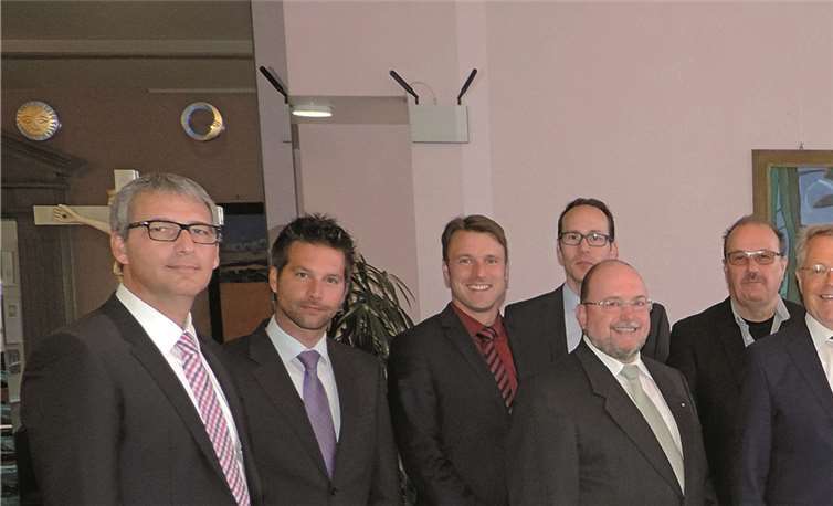 (Von links) Sascha Monschauer (Vorstand), Jan Fabritius (Gebäudemanagement), Franz Josef Strauß (Bereichsleiter), Michael Vogel (Teamleiter), Stefan Linden (Betriebsratsvorsitzender), Hermann Theisen (Gebäudemanagement), Elmar Schmitz (Vorstandsvorsitzender), Rudolf Klesing, Markus Müller (Vorstand), Hans Willi Schmidtke (Gebäudemanagement). privat