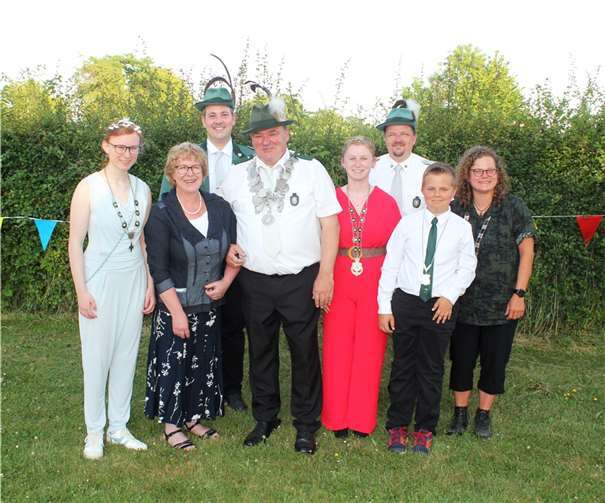 Von links: Schülerprinzessin Fiona Schreiner, Kaiserin Bärbel Breuer, Brudermeister Hendrik Beer, Kaiser Ralf Breuer, Jungschützenprinzessin Sophia Schreiner, stellv. Brudermeister Marco Klee, Bambiniprinz Tom Feuser und Bürgerkönigin Elena Endro. Foto: Helga Klein