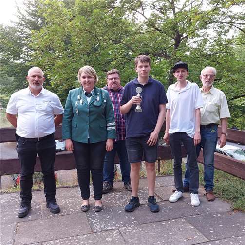 Von links: Schützenkönig Jörg Dittmann, Mannschaft Katharina Stein, Uwe Tibes, Lukas Kulmus,Simon Mosen, Hubert Arzdorf. Foto: privat