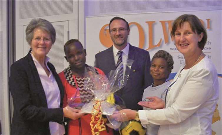 Von links: Schwester Dr. Lea Ackermann, Walter Burger, Heike Barjenbruch mit den Sportlerinnen Susan Etisi Jericho und Ruth Waithera Gitau. Solwodi Deutschland e.V.