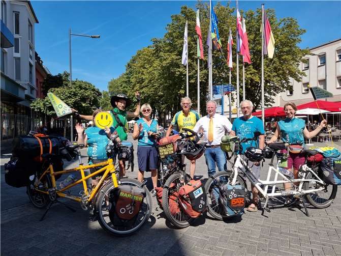 Von links: Sebastian Burger, Swantje Wurps, Thomas Rollmann, Leiter des DAK-Zentrums Neuwied Mathias Schwarz, Werner Kühnel, Lara Buchen  Foto: MUT-TOUR