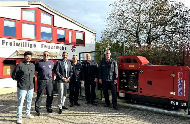 Von links: Sebastian Mut, Krisenmanager Stadt Andernach / Bernd Mathias, stellv. Wehrleiter Feuerwehr Andernach / Christan Greiner, Oberbürgermeister Stadt Andernach / Frank Müller, Hauptbrandmeister Löschzug Miesenheim / Oliver Becker, Hauptbrandmeister Löschzug Miesenheim / Markus Schenkel, Wehrleiter Feuerwehr Andernach. Foto: Stadtverwaltung Andernach / Elline Köckritz