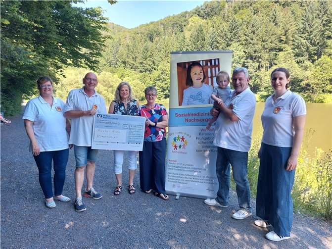 Von links: Silke Flick, Frank Sterz (zweite Präsidentin/erster Präsident der Karnevalsfreunde Oberbieber), Antje Zimmer und Gaby Kramer (Leiterin und stellvertretende Leiterin des Bunten Kreis Mittelrhein) Frank Flick und Doris Carillo (Geschäftsführer und 1. Kassiererin der Karnelvalsfreunde Oberbieber)  Foto: privat