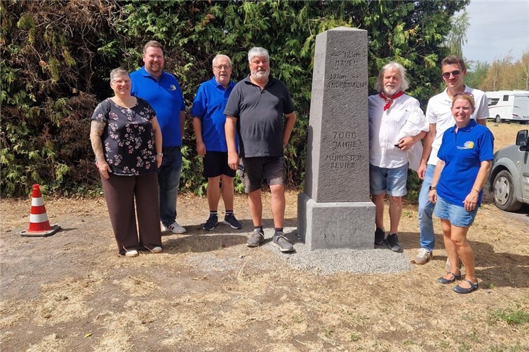 Von links: Silvia Bömerich-Mintgen, Vulkanpark-Geschäftsführer Jan Scheuren, Frank Neideck von der Geschäftsstelle – alle drei vom Arbeitskreis des Mühlsteinreviers, Stadtbürgermeister Achim Grün, Bildhauer Werner Geilen, Beigeordneter Nicolas Junglas und Svenja Schulze-Entrup, ebenfalls vom Arbeitskreis Mühlsteinrevier RheinEifel.