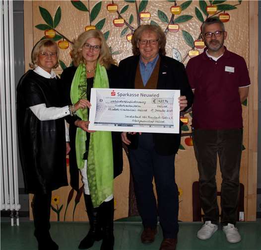 Von links: Sonnenschein-Vorstandsmitglied Ulrike Börder-Sauerbrei, VdK-Kassenwartin Michaela Seuser, VdK-Vorsitzender Rüdiger Hof und Chefarzt Dr. Michael Ehlen freuen sich über den erfolgreichen Spendenaufruf.privat