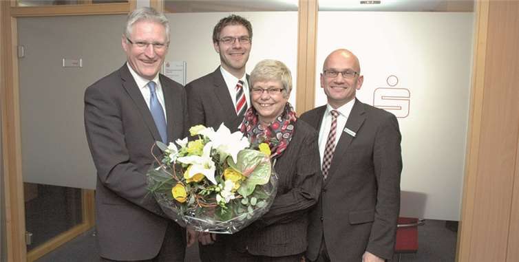 (Von links) Sparkassendirektor Dieter Zimmermann, Geschäftsstellenleiter Christian Frings, Anne Dinges und Marktbereichsleiter Christoph Frings bei der Verabschiedung.UM